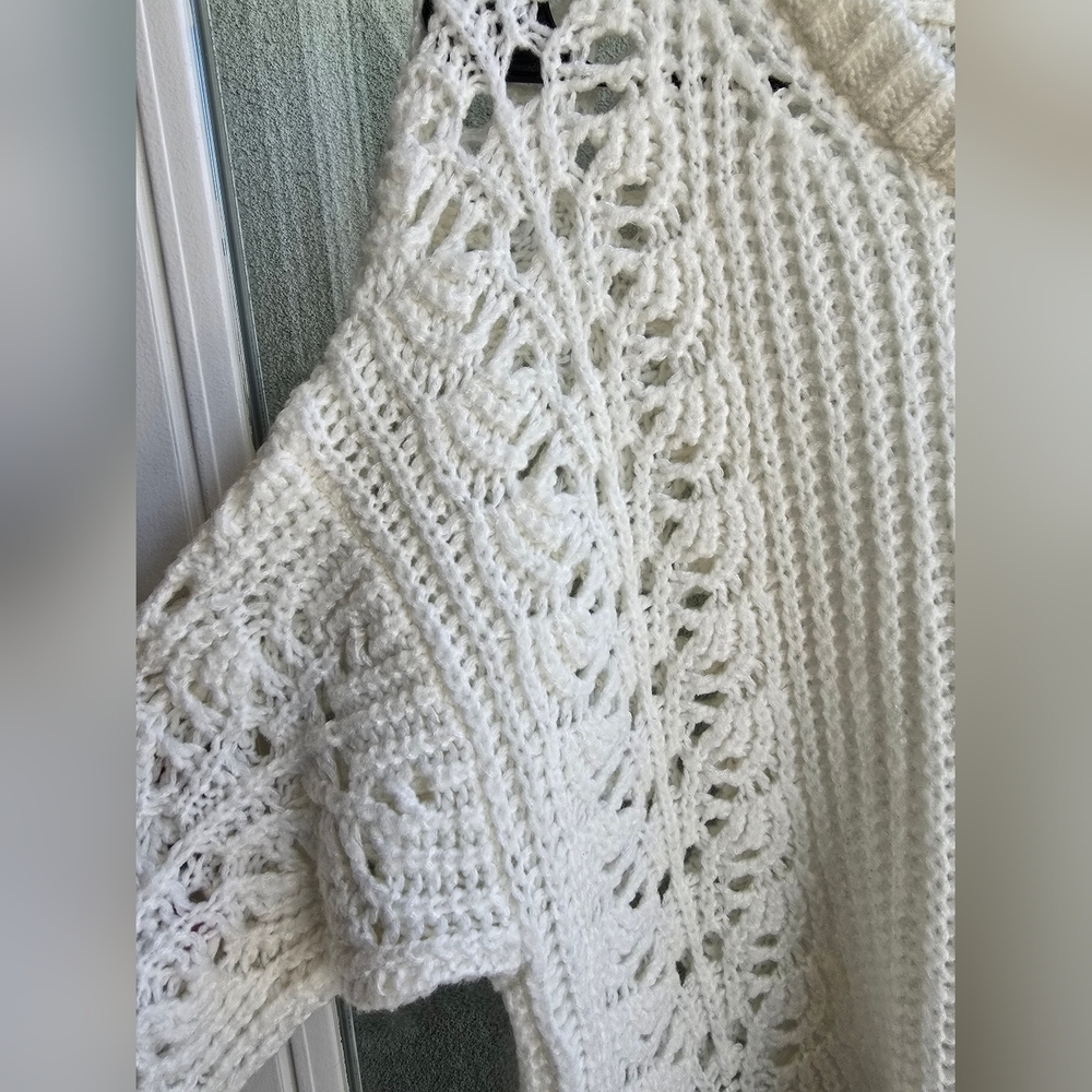 Elegant White Knit Sweater - Picture 11 of 11